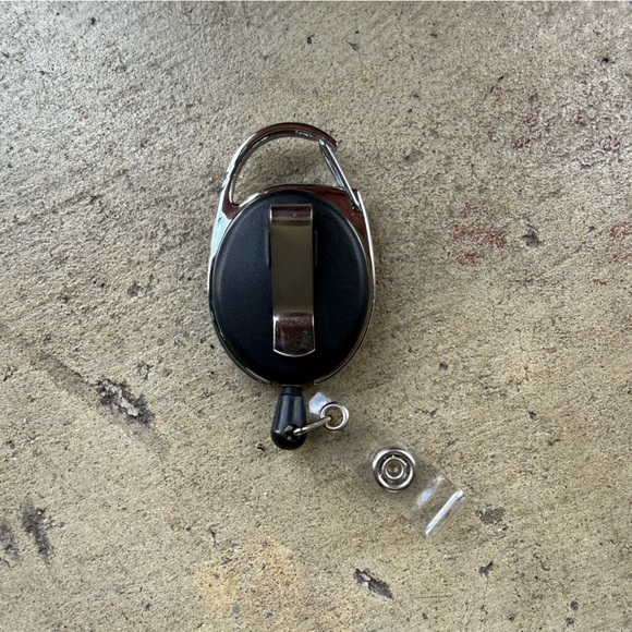 Carabiner retractable badge holder with clip on.
New in bag. - Picture 2 of 3